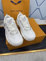 lv 路易威登L家 驴牌 最新Olympia系列 情侣款 银角大王 休闲 运动鞋 跑鞋 本款 Lv Olympia 运动鞋融合网格面料与金属质感合成皮革等科技面