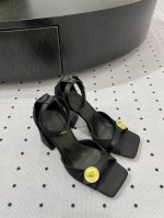 说不上来的高级和优雅，美到窒息，满满的高级感 ★面料 真丝 内里 羊皮 鞋底 牛皮大底 优雅风格 创造不一样的感觉 跟高9.5 cm 专柜包装 简约气质款式！