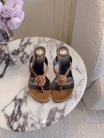 出厂价p Saint Lauren* Ysl 杨树林新款水钻扣人字高跟拖鞋 小姐姐的美丽尤物高跟鞋 优雅迷人性感 女人味十足 鞋面真丝 内里垫脚羊皮 意大利真皮
