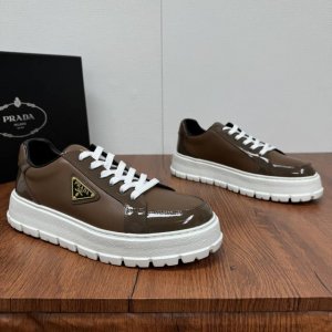 顶级版本Prada 普拉达 Prada新款板鞋来袭！两面开边珠拼接小牛皮鞋面 ，经典金色三角标点缀鞋面，皮料质感满满，彰显独特品味。鞋面材质挺括，光泽度绝佳，无