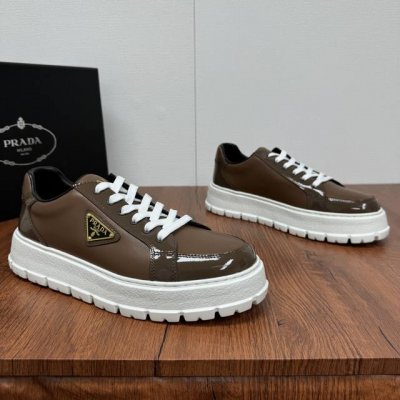 顶级版本Prada 普拉达 Prada新款板鞋来袭！两面开边珠拼接小牛皮鞋面 ，经典金色三角标点缀鞋面，皮料质感满满，彰显独特品味。鞋面材质挺括，光泽度绝佳，无