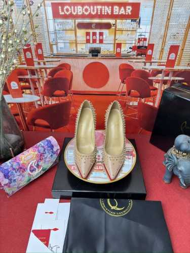 满钉单鞋 定制款不退不换 w. Price ： RMB size：34码-43码 34.40.41.43.定做不退不换。 Colour ：many colour