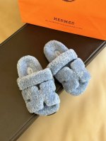 顶级版本 Herme s #皮毛一体卷糕毛二舅拖 经典色 + 2024 新配色 今年面料均选用A+皮毛一体卷糕毛 毛茸茸的 敲可爱的，踩云脚感，光脚或者搭配个袜