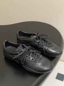 全皮 Miu Miu 25Ss 缪缪春夏新款走秀款 玛丽珍款德训鞋 休闲运动鞋 以经典复古鞋型为蓝本 质感皮革勾勒流畅线条 复古轮廓金属扣与鞋带设计巧妙融合 打