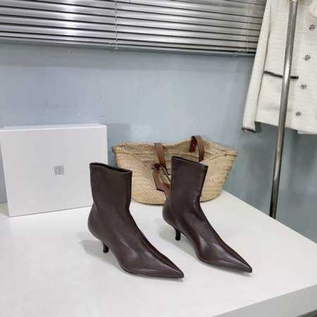 高品质出厂 ！小众潮牌Toteme 24 ss秋冬新款弹力尖头猫跟短靴！简约大气，极简休闲的款式散发着独有的气质和品位 精致流畅的鞋型搭配标志性的尖头，袜式套脚 - 点击图像关闭