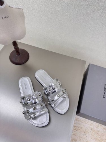 balenciag 平底 机车风 铆钉拖鞋 银色 面料 牛油皮 内里 小羊皮 铆钉装饰 巴黎世家 经典设计 顶级版本 全部对版材料 继续着Demna式的对主流华