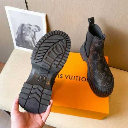 冲量价: Louis Vuitton路易威登走秀新款 高端定制 1：1刻复 各大明星网红走秀款，百年经典 上脚舒适 搭配路易威登标识压纹皮革标签和耐磨皮革外底。 - 点击图像关闭