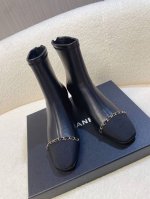 chanel~~香奶奶系列短靴，超级经典百搭款，宝宝们最爱的增高神器，完美拉伸腿部视觉效果，超级瘦腿瘦脚 原版进口工艺真皮大底 进口弹力羊皮面料 链条皮带点缀