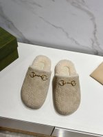 出厂 、Gucci古驰 24ss 秋冬新款 平底羊毛拖鞋 超舒适的 双带毛拖 简约随性 时髦有范，慵懒又不乏高级感，最舒适的拖鞋没有之一 随意上脚都好看有型，绝
