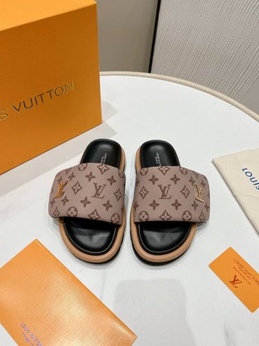 Lv 情侣款 专柜主打最新款老花带Logo 拖鞋硬货上新 代购级别 高级感十足 国内外博主刷爆的一款 复古又时髦 上脚美炸了 官网主推款 鞋面 高定制丝光布压花