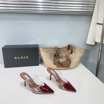 高品质出厂 ！小众潮牌独最新爆品小红书火推 Alaia25春夏经典新款爱心胶片尖头细跟后空凉拖系列推出 无数的名设计师都把他看作“Designerofdesig