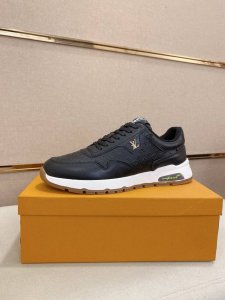 lv 路易威登。最新潮鞋休闲鞋实体店爆款38-44码。 新品春夏季舒适进口定制原版牛皮，独特提花面料元素设计。搭配羊皮内里，Lv原版底， 高端包装高品质细节决定