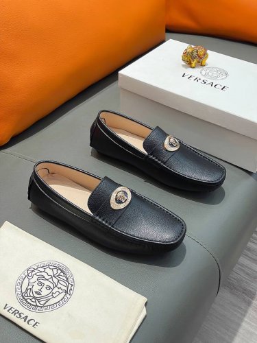 商品名称：Versace 范思哲 正规码数: 38-44 豆豆鞋 商品材料：精选 牛皮鞋面，柔软羊皮内里；原厂大底。
