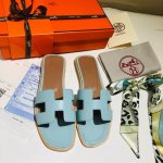 顶级品质 上新hermes 2019爱马仕 光面皮 鞋面进口小牛皮，内里水染山羊皮。 超级有档次的一款贵妇h拖鞋，绝对人手一对。 100%购入正品1：1定制，楦