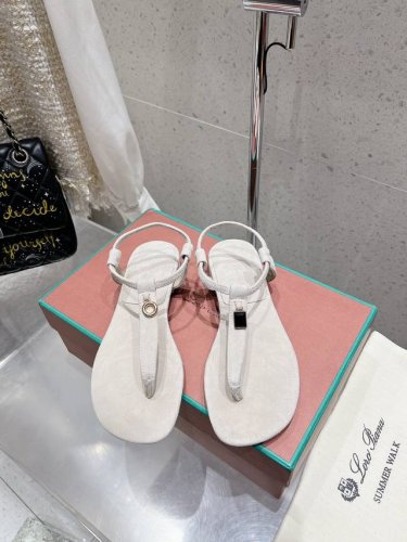 loro Piana 25春夏Lp顶级版本英伦宝石吊坠夹脚平底拖鞋凉鞋 原来这就是传说走两万步都不会累脚的夹脚凉鞋把颜值和脚感都拿捏住了，上脚一走就会被彻底沦陷