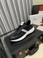 出厂价Pp： 迪奥 独特现代风运动鞋。专柜代购休闲皮鞋 意大利进口原版牛皮 牛里 拒绝脱色磨脚 鞋底：原厂特供原版底，超酷 系带走路都带风风格设计 超舒服耐磨原