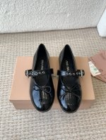 Miu Miu 缪缪 24ss 秋冬季新款 芭蕾舞鞋 缪家以芭蕾的灵动意韵融于日常. 以现代笔触刻画舞鞋经典轮廓！ 超软的摔纹漆皮质款芭蕾舞鞋. 从经典日式鞋履