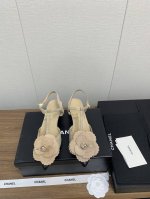 香奈儿Chanel 24k 新款山茶花 玛丽珍 凉鞋系列 专柜简直疯抢了，各大社交平台热门晒图，这期的走秀款绝对太帅了，绝对是这一季最热门的款式，专柜仙女们真的