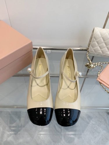 Miu Miu 缪缪 Ss25早春走秀新款 粗跟圆头玛丽珍蝴蝶结松紧带单鞋 时尚简约 增高又百搭 上脚超好看 面料:进口漆皮 内里垫脚:羊皮 大底:意大利真皮大