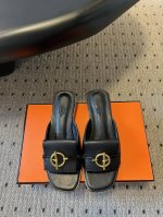 代购级 配飞机盒 Herme* 爱马仕新扣平底 粗跟拖鞋 好穿百搭，夏日必备高端工具鞋 新爱马仕扣子新颖又好看 鞋面小牛皮 内里垫脚小牛皮 意大利进口牛皮底和牛