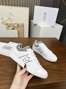 工厂p价 女装女鞋 运动原单这款 Dior Star运动鞋为经典单品，经久不衰的设计别具一格。采用白色网眼织物精心制作，侧面饰以黑色Cd标志和星星图案，鞋舌点缀