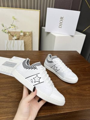 工厂p价 女装女鞋 运动原单这款 Dior Star运动鞋为经典单品，经久不衰的设计别具一格。采用白色网眼织物精心制作，侧面饰以黑色Cd标志和星星图案，鞋舌点缀