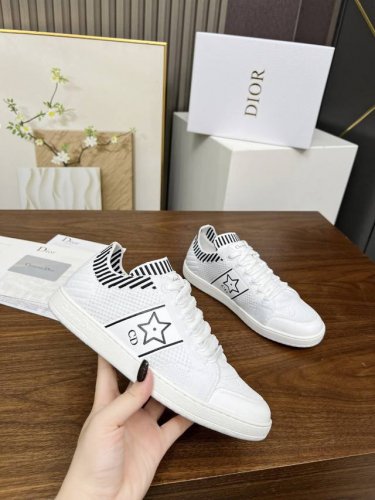 工厂p价 女装女鞋 运动原单这款 Dior Star运动鞋为经典单品，经久不衰的设计别具一格。采用白色网眼织物精心制作，侧面饰以黑色Cd标志和星星图案，鞋舌点缀
