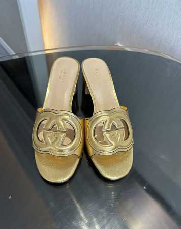 夏季新款Gucci 高版本拖鞋 双G镂空 镶边互扣式双G在这款中跟拖鞋上以大号镂空细节焕新呈现 跟高：5.5Cm 面料 ：进口羊皮，进口金属皮 内里垫脚：头层羊 - 点击图像关闭
