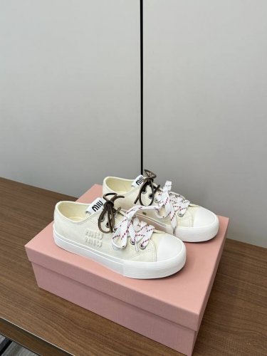 顶级版本 Miumiu｜ 缪缪2025新品刺绣帆布鞋 单鞋 顶级原版面料质感满满，搭配经典字母刺绣，刺绣Logog立体饱满，瞬间点亮整体造型，辨识度Up！Ip超
