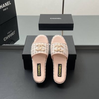 hanel香奈儿 呢子厚底凉拖鞋 厚底设计，不仅拉长腿部线条，让你轻松拥有超模比例，还带来舒适的增高体验。无论是搭配简约连衣裙，尽显温柔浪漫；还是与休闲牛仔裤组