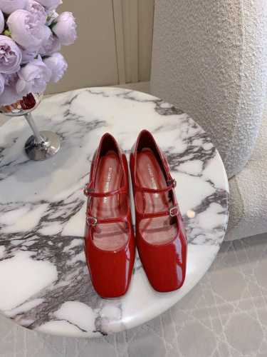 出厂价 Stuart Weitzma*新款钻扣玛丽珍鞋 优雅精致 脚感舒适 甜美淑女风 上脚精致又减龄 鞋面牛漆皮 ZP开模钻扣 内里垫脚顶级混种羊皮 意大利真
