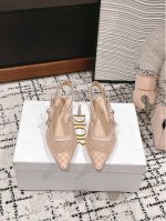顶级品质 Dior ss24 new arrival～ CD经典款系列24网纱珍珠猫跟鞋 精工刺绣鞋面+网纱珍珠，温婉精致绝伦， 每一双放佛都是艺术品，集高贵优