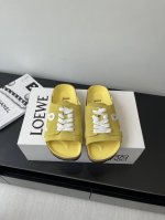 Loewe 罗意威 25Ss春夏新款 情侣款 博肯拖鞋 真的一鞋难求 真的超级好看 姐妹们给我冲 博肯拖鞋 皮革绒面双扣时尚休闲平底鞋 牛皮绒面革质地柔软搭配可