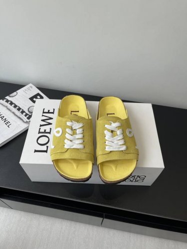 Loewe 罗意威 25Ss春夏新款 情侣款 博肯拖鞋 真的一鞋难求 真的超级好看 姐妹们给我冲 博肯拖鞋 皮革绒面双扣时尚休闲平底鞋 牛皮绒面革质地柔软搭配可