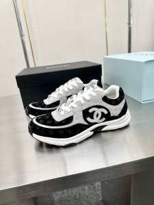 橙子出厂价p chanel 香奈儿经典款 网面透气小白鞋 休闲运动鞋 各大博主社交日推款 这季新款简直闭眼入 上脚狂好看 率性的休闲运动风 演绎香奈儿的时髦女性