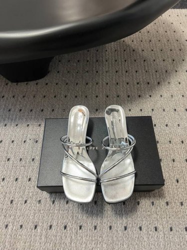 giuseppe Zanotti 春夏水晶高跟拖鞋 意大利超火小众品牌，这个系列的拖鞋穿上去，真的有点小仙女的感觉！上脚自带滤镜效果，后跟上百颗超闪水钻，银色B
