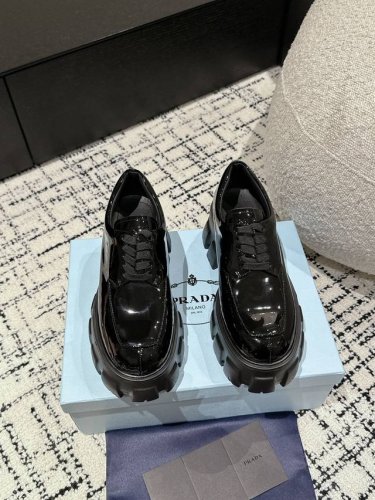 普拉达系带牛津小皮鞋 厚底松糕鞋 鞋子上脚很轻便，走路舒适度都很赞 值得拥有 这个季节配短裤短裙，秋冬搭配大衣非常nice 鞋型韵味超赞，皮质柔软舒适度极高！