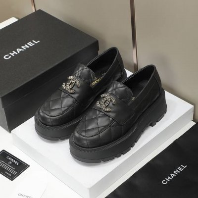 Chan**小香厚底单鞋乐福鞋四季鞋独特双C皮条扣，小牛皮 进口马油皮材质的鞋面，细腻且质感十足，原版开模五金扣饰彰显出优雅高贵的气质，完美配搭。 鞋面材质：进