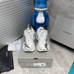 出厂 Ok扫描版本 纯原版本 涂鸦绘画 资讯：新款Balenciaga 巴黎世家-Runner、是通过溢胶、做旧、缝线等细节，展示了设计师 Demna 的运动鞋