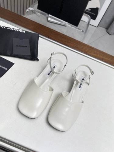 高品质出厂 Jilsander 早春独家版本发售小猫跟玛丽珍包头凉鞋 原版牛油皮材质 牛皮内里。小猫跟设计的谁能不爱？延续了吉尔桑达一贯的简约时尚风 大底：真皮