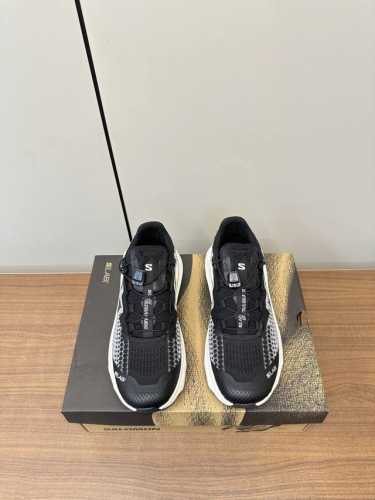 salomon Xt Whisper 萨洛蒙户外 休闲厚底登山运动鞋 全新演绎的专注于其空气动力学的外观上，标志性白色与奶油色带来都市风格。另一双则以纯粹的黑色