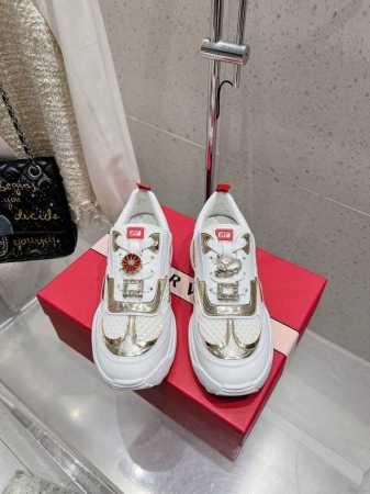 Roger Vivier Rv 25Ss新款 Viv Motor休闲鞋运动鞋 本款休闲鞋以皮革拼镜面织物和网眼面料制成前面点缀迷你闪钻饰扣和珐琅花朵 舒适又不失 - 点击图像关闭