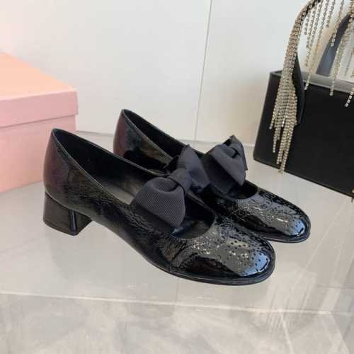 出厂价 顶级品质miumiu缪缪25春夏走秀新款new arrival～粗跟圆头玛丽珍蝴蝶结松紧带单鞋！复古冲孔雕花细节质感满满～复古时髦～配个彩色袜子超好看～