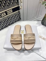 橙子出厂价p dior 迪奥春夏新款 镂空平底拖鞋 一字拖 休闲凉拖 这款D-Lane凉拖彰显经典风格 黑色牛皮革鞋面 展示镂空藤格纹图案 饰以金色饰面金属Ch