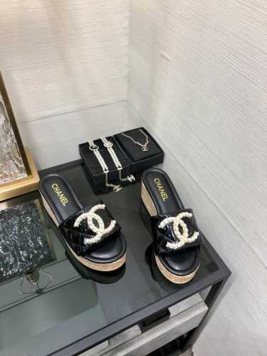 出厂价 顶级 品质 .小香 澳洲官网最新珍珠扣坡跟拖鞋 漆面羊皮鞋面1比1珍珠扣 小羊皮内里 垫脚 水台 大底原版1比1开模 Size：35-42 40 41