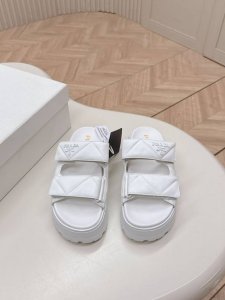 Prada 普拉达2025春夏新款凉鞋 罗马厚底魔术贴凉鞋 拖鞋 最新走秀款，经典升级 舒适度与时髦度并存 每个颜色搭配都好看，设计搭配不同风格需求 鞋面：原版