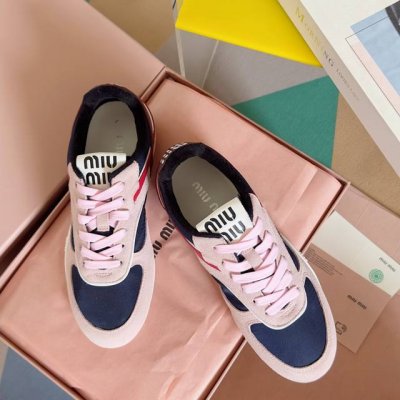 顶级版本：女款 MiuMiu缪缪 最新走秀款 拼色 休闲 运动鞋 德训鞋 阿甘鞋 原版购入开发 做货 这款运动鞋引起关注，Miu Miu 与 New Balan