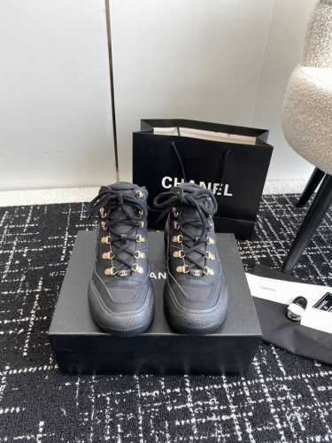 代购级 Chanel雪地靴 23秋冬Jennie同款 带机关的雪地靴，可以把1ogo反转，防滑 雪上冰上走都妙极了，不反转时就会在雪地上留下一串Chanel的雪