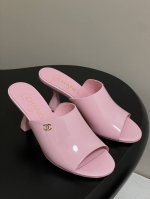 chanel 2026早春度假系列爆品小香双C扣鱼嘴蜜儿高跟拖鞋小矮跟凉拖鞋 简约时尚 整体采用穆勒鞋款式 这种鞋型没有鞋带或复杂的固定结构 穿脱方便 同时展现