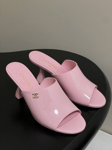 chanel 2026早春度假系列爆品小香双C扣鱼嘴蜜儿高跟拖鞋小矮跟凉拖鞋 简约时尚 整体采用穆勒鞋款式 这种鞋型没有鞋带或复杂的固定结构 穿脱方便 同时展现